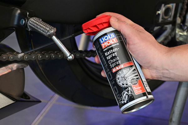 21764 Motorbike Kettenspray Race Anwendung_1