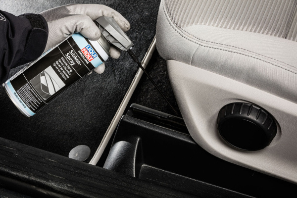 7389 Anwendung Silikonspray Serviceprodukt 01